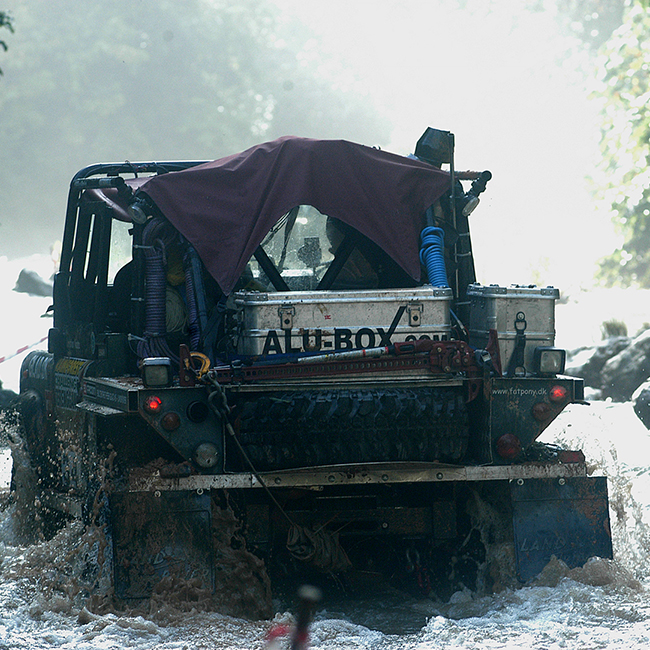 Alubox.com rainforest challenge rally in the Malaysian jungle, river track alu cases