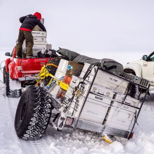 Alubox.com Expeditions 7 to Greenland, ekspeditions kasser_changing tire in the wild snow