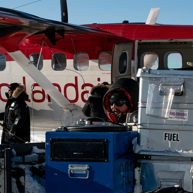 Alubox.com Expeditions 7 to Greenland, ekspeditions kasser_loading an airplane with alu cases