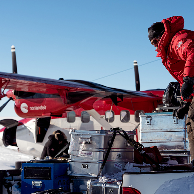 Alubox.com Expeditions 7 to Greenland, ekspeditions kasser_loading an airplane